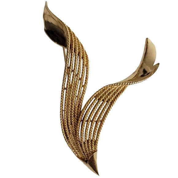 Trifari Crown Over T Gold Tone Ribbed Ribbon Brooch Pin, Signed - Picture 9 of 9